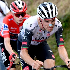 Протести, домінація УАЕ і інтриги на кожному кроці. Підсумки другого тижня Вуельти-2025