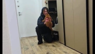 Милый маленький щенок мальтипу радостно встречает свою хозяйку!!!