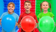 Cinq enfants jouant avec un distributeur automatique de ballons