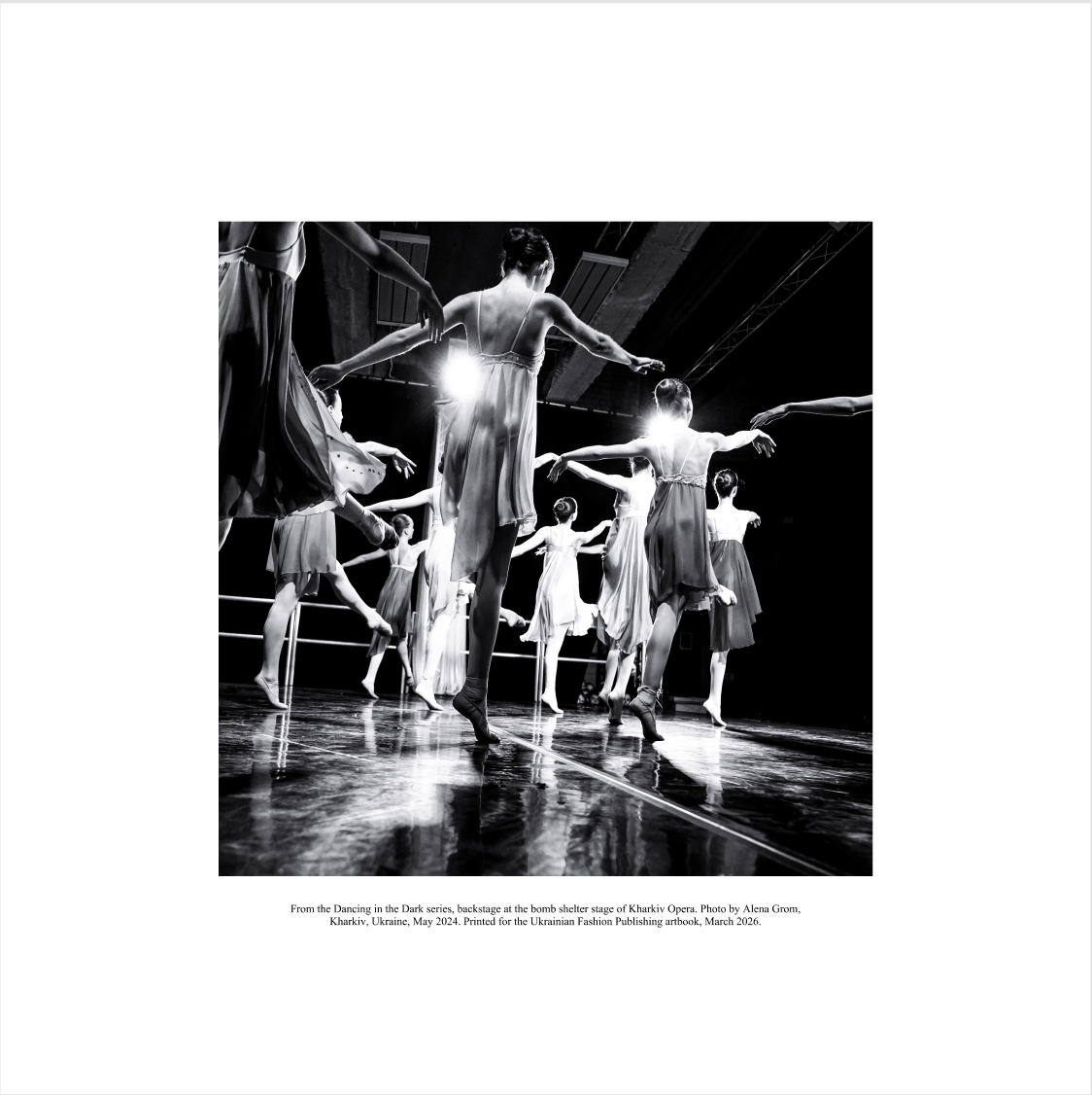 Dancing in The Dark. Прінт, підписаний мисткинею. Сюжет...