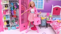 Барби собирается в продуктовый магазин, но что-то забывает...Play Dolls Russian